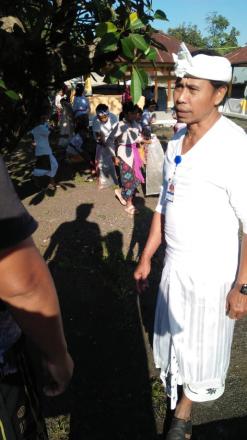 KEGIATAN  SD N 1 BILA MERERISAK DI PURA BALE AGUNG DESA ADAT BILA BAJANG 